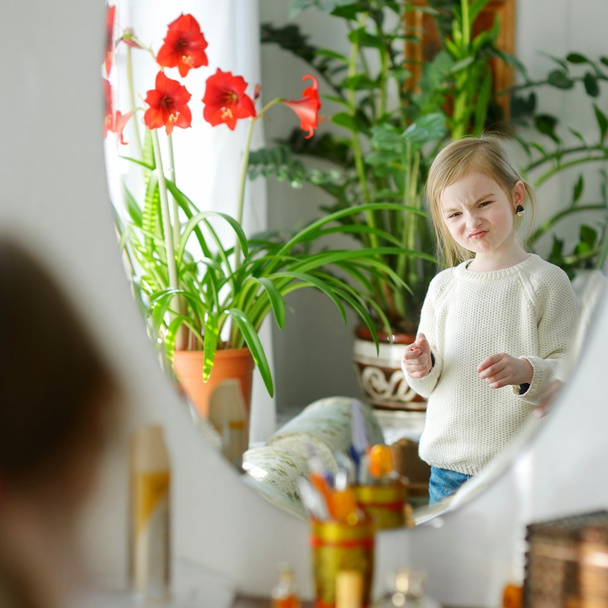 Funny little girl in mirror - Fotoğraf, Görsel