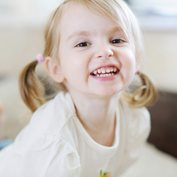 Pieni tyttö nauraa - Valokuva, kuva