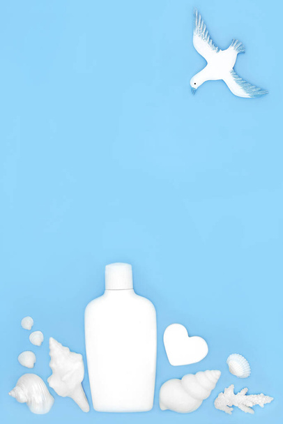 Kesällä aurinkovoidetta luonnon ihonhoito simpukka saippuat, kuoret ja lokki sinisellä pohjalla. Hauska luonnollinen muotoilu lomakaudelle. - Valokuva, kuva