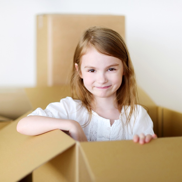 Happy little girl  card boxes - Zdjęcie, obraz