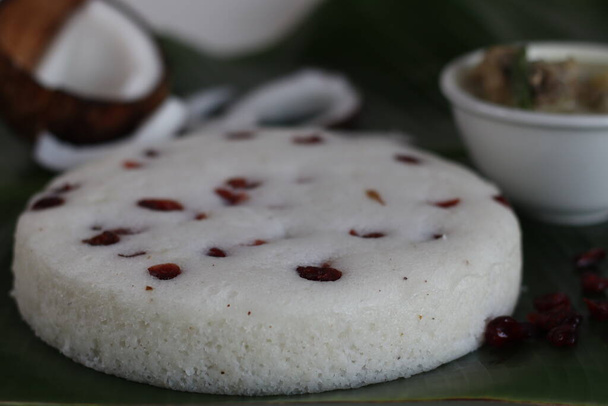 Vattayappaamia. Höyrytetty pesusienikakku kuivattujen karpaloiden päällä. Perinteinen teetä aika välipala Kerala, valmistettu fermentoitu taikina riisiä ja kookospähkinää. Tarjoillaan kana muhennoksen kanssa. - Valokuva, kuva