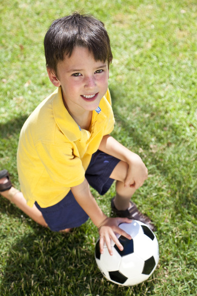 Joven chico fuera jugando con fútbol o pelota de fútbol
 - Foto, Imagen