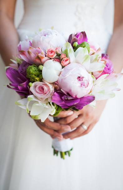 Beau bouquet de mariage entre les mains de la mariée - Photo, image