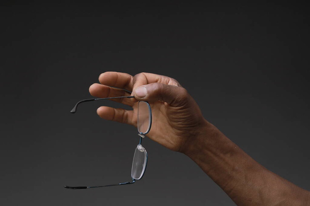 Brille im Optikergeschäft keine Menschen auf weißem Hintergrund Archivbild - Foto, Bild