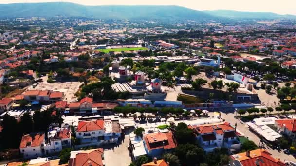 Drohnenflug über den Dächern von Häusern im Dorf alacati  - Filmmaterial, Video