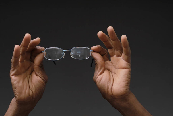 gafas en exhibición en una tienda de óptica ninguna gente sobre fondo blanco stock imagen stock foto - Foto, Imagen