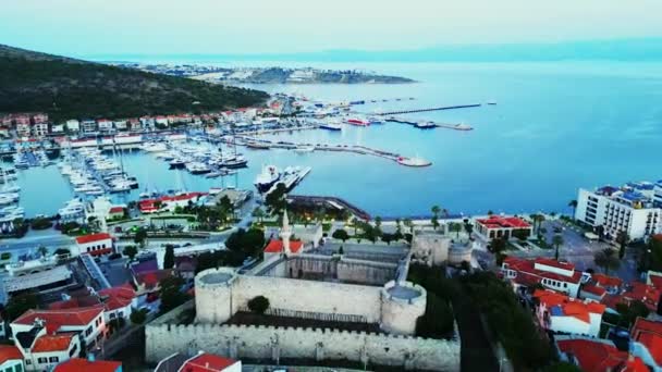drone vista del castello medievale nella città di cesme, volo sul porto turistico - Filmati, video