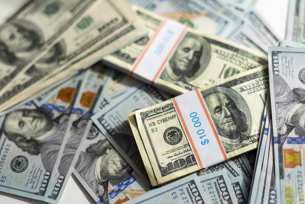 Száz dollár a háttér. Sok amerikai dollár esik lassan az asztalra. Az ember zöld amerikai pénzt dob. Amerikai pénzügyi rendszer. Kiváló minőségű fénykép - Fotó, kép