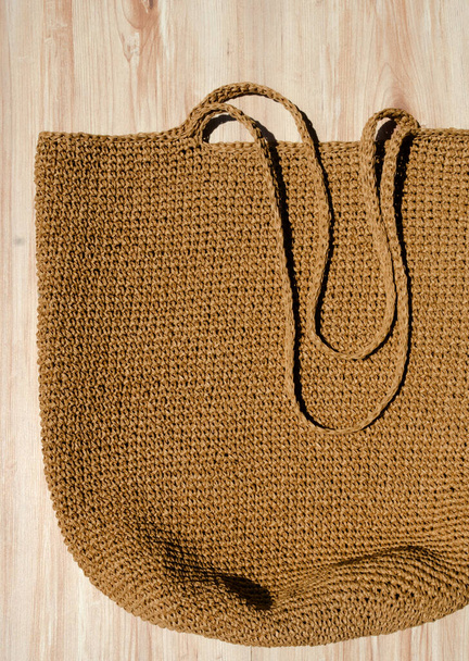 Bej raffiadan yapılmış kadın ECO çantası. El yapımı kumsal çantası.. - Fotoğraf, Görsel