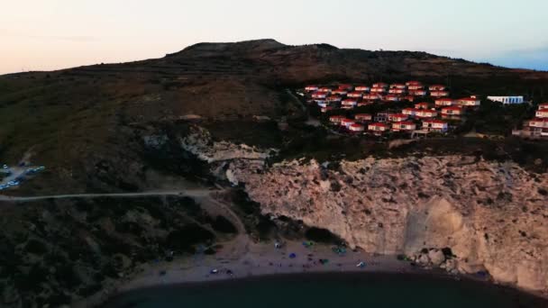 vuelo con drones al atardecer sobre la playa en la costa del Egeo - Metraje, vídeo