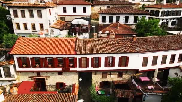vuelo del dron sobre los techos de las casas del pueblo medieval de sirince - Imágenes, Vídeo