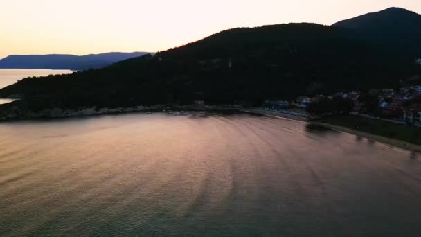 Полет дрона на закате над пляжем на побережье Эгейского моря - Кадры, видео