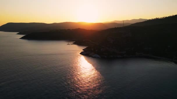 Полет дрона на закате над пляжем на побережье Эгейского моря - Кадры, видео