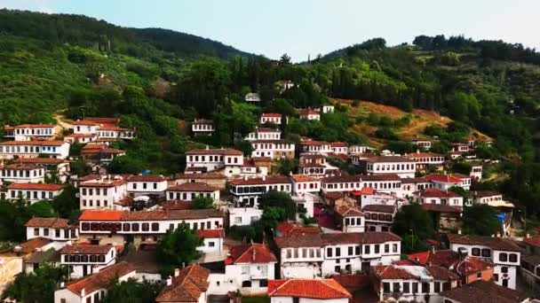 drone πτήση πάνω από τις στέγες των σπιτιών του μεσαιωνικού χωριού του sirince - Πλάνα, βίντεο