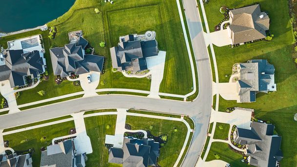 Imagen de la vista hacia abajo de la azotea ricas casas caras con paisajismo aéreo - Foto, Imagen
