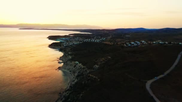 lennokki lento auringonlaskun yli rannalle Egeanmeren rannikolla - Materiaali, video