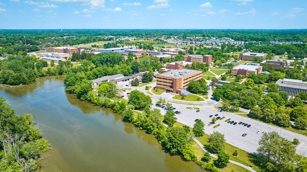 Imagem aérea do campus universitário PFW St Joseph River vista de edifícios com dormitórios distantes - Foto, Imagem