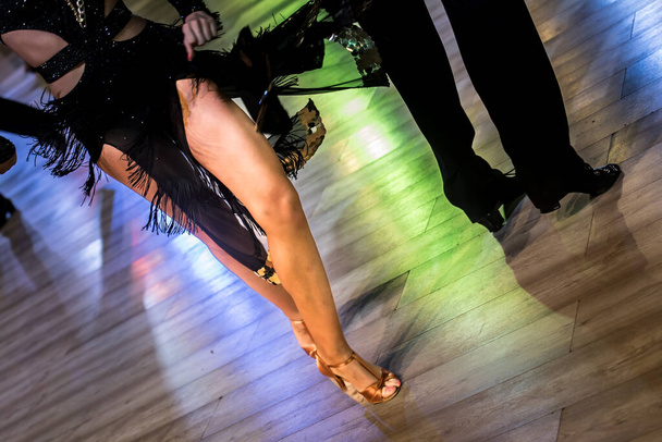 пара танцующих латинских танцев на танцполе - Фото, изображение