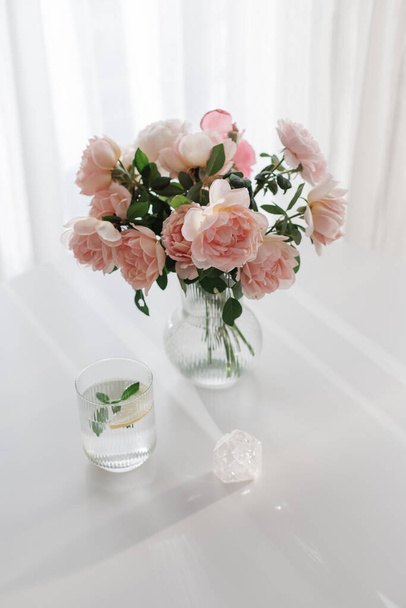 Ein eleganter Strauß frischer Rosen  - Foto, Bild
