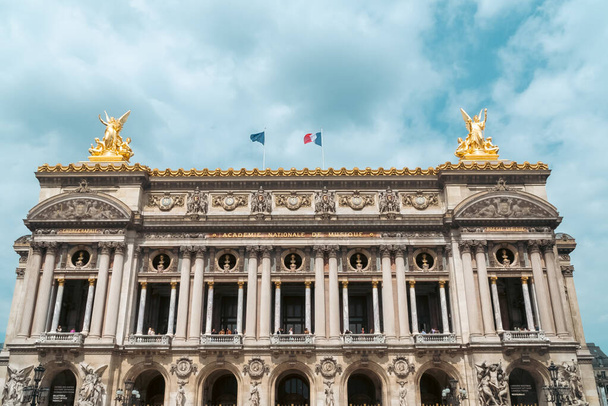 Parijs, Frankrijk. 24 april 2022: Nationale Muziekacademie - Opera House met blauwe lucht. - Foto, afbeelding
