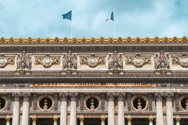 Paryż, Francja. 24 kwietnia 2022: Narodowa Akademia Muzyczna - Opera z błękitnym niebem. - Zdjęcie, obraz