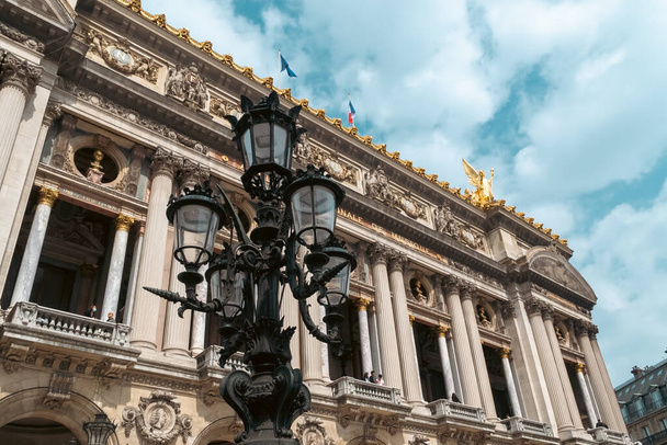 París, Francia. 24 de abril de 2022: Academia Nacional de Música - Ópera con cielo azul. - Foto, Imagen