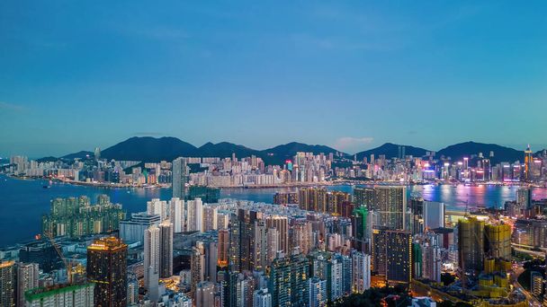 Die Lichter von Kowloon und Hongkong beginnen zu funkeln, 22. Juli 2021 - Foto, Bild