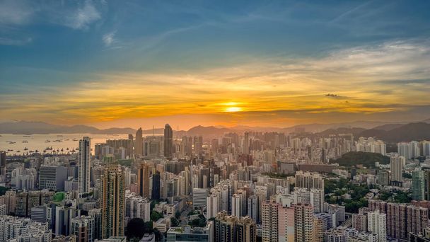 カオルーンと香港のライトは2021年7月22日に揺れ始める - 写真・画像