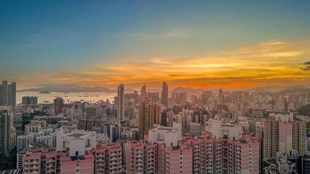 Las luces de Kowloon y Hong Kong comienzan a brillar, 22 de julio de 2021 - Foto, imagen