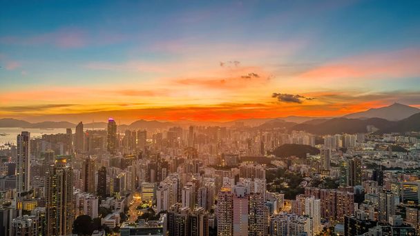 Kowloon ja Hongkongin valot alkavat tuikkia, 22. heinäkuuta 2021 - Valokuva, kuva