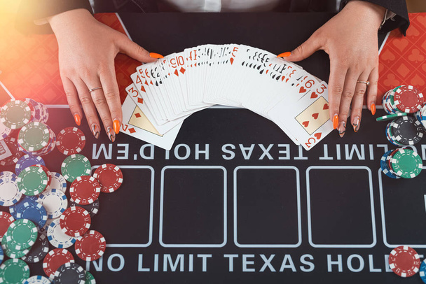 manos de croupier femenino están tomando cartas de juego en la mesa de póquer en el casino. Concepto de juego - Foto, Imagen