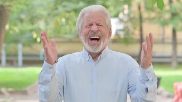Retrato al aire libre del anciano enojado gritando en frustración - Metraje, vídeo