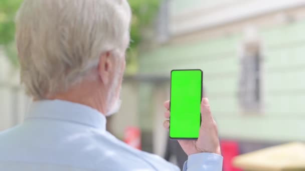 Vieil homme âgé utilisant le téléphone avec écran vert extérieur - Séquence, vidéo