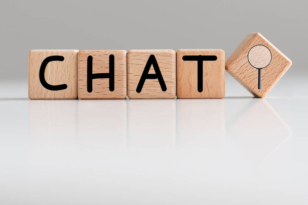 Buchstabenblock im Wort-Chat auf Holz-Hintergrund. Hochwertiges Foto - Foto, Bild