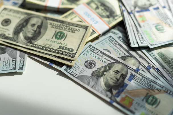 Kırpma yolu olan beyaz bir arka plana yığılmış yüz dolarlık banknotlar yığını. Yüksek kalite fotoğraf - Fotoğraf, Görsel