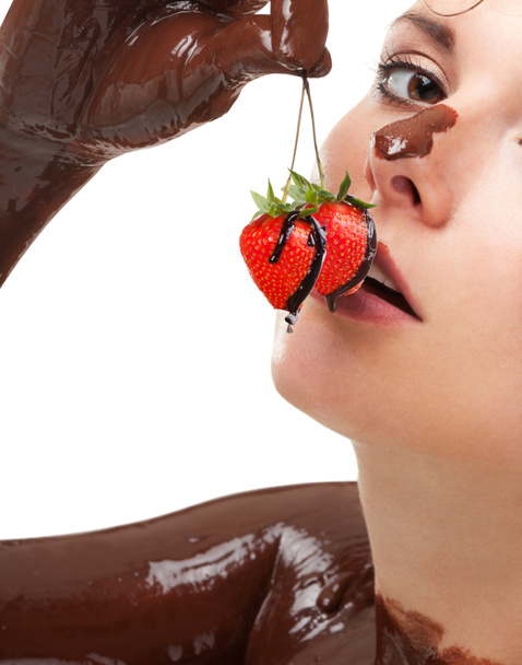 Mujer cubierta de chocolate dulce con fresa
 - Foto, imagen