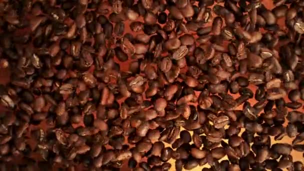 Super Slow Motion Shot of Falling Premium Coffee Beans a 1000fps. Filmado con cámara de cine de alta velocidad en 4k. - Metraje, vídeo