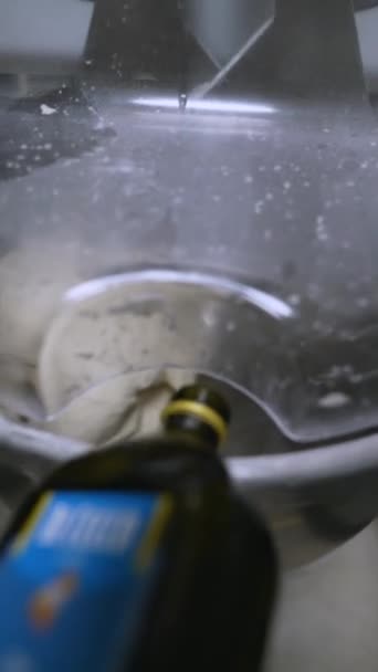 Το μίξερ ζύμης ρίχνει λάδι στη ζύμη ψωμιού. Υψηλής ποιότητας 4k πλάνα - Πλάνα, βίντεο