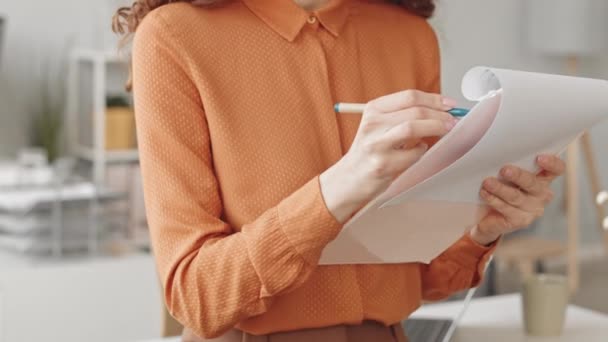 Incliner le ralentissement de la jeune femme d'affaires réussie de prendre des notes dans le rapport d'entreprise de travail dans le bureau - Séquence, vidéo