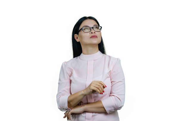 Portret van slimme attente Aziatische zakenvrouw kijkt omhoog. Geïsoleerd op witte achtergrond. - Foto, afbeelding