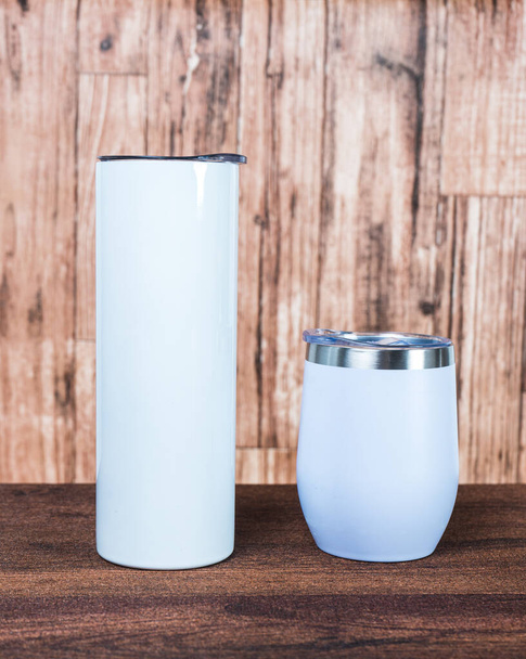 Okouzlující makupační obraz ukazuje minimalistický šarm bílého prázdného poháru, zamyšleně uspořádané pro vizuální potěšení - Fotografie, Obrázek