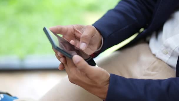 üzlettulajdonos vagy ázsiai férfi marketingesek okostelefonokat használnak irodai munkában. Kiváló minőségű 4k felvételek - Felvétel, videó