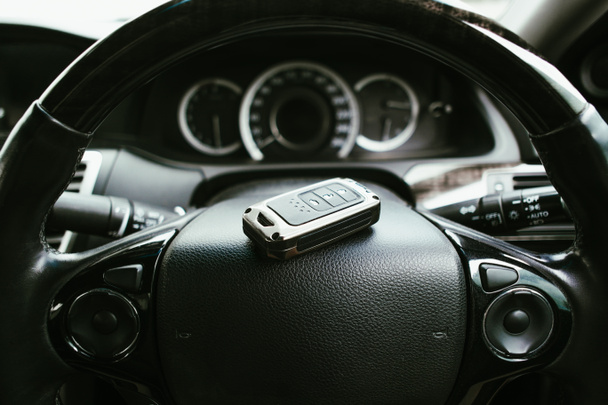 Αυτοκίνητο τιμόνι με τηλεχειριστήριο keyless στο αυτοκίνητο, Automotive έννοια. - Φωτογραφία, εικόνα