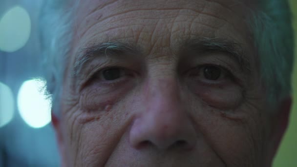 Makro-Nahaufnahme eines ernsten älteren Mannes, der in die Kamera starrt. Grauhaar und faltiger kaukasischer älterer Mensch - Filmmaterial, Video