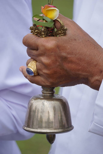 Индуизм молиться с держать колокол - Фото, изображение