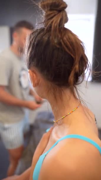 Az orvos speciális fizikoterápiás szalagot alkalmaz a nők hátán. Orvos segít sport sportoló helyreállítási izmok. Kiváló minőségű 4k felvételek - Felvétel, videó