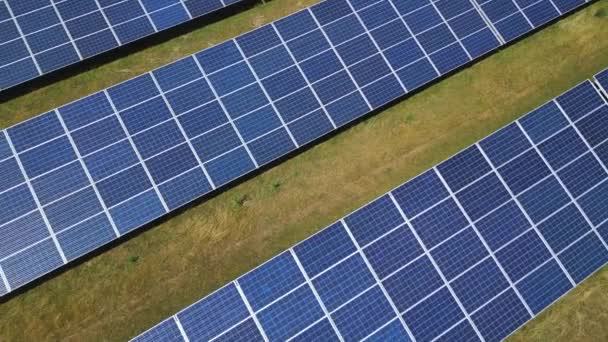 Εναέρια ταινία ενός ηλιακού πάρκου με σειρές ηλιακών συλλεκτών σε ένα πεδίο για την παραγωγή ανανεώσιμης ενέργειας, Γερμανία - Πλάνα, βίντεο