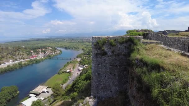 アルバニアのロザファ城の戦略的な場所に魅了され,人々は侵略軍から住民を守る,恐ろしい防御拠点としての役割を熟考することができます.. - 映像、動画