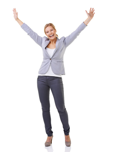 Γιορτάζοντας την επιτυχία της. Μια όμορφη γυναίκα με τα χέρια της σηκωμένα απομονωμένα στα λευκά - Φωτογραφία, εικόνα