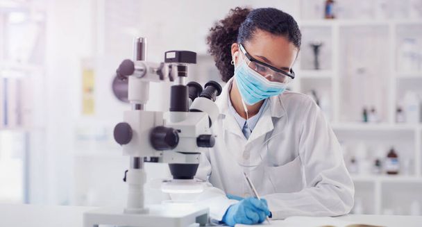 Věda, psaní a mikroskop se ženou v laboratoři pro expertní výzkum, lékařství a plánování. Covid, analýza vakcín a medicína s vědkyní pro chemii, zdravotnictví a farmacii. - Fotografie, Obrázek